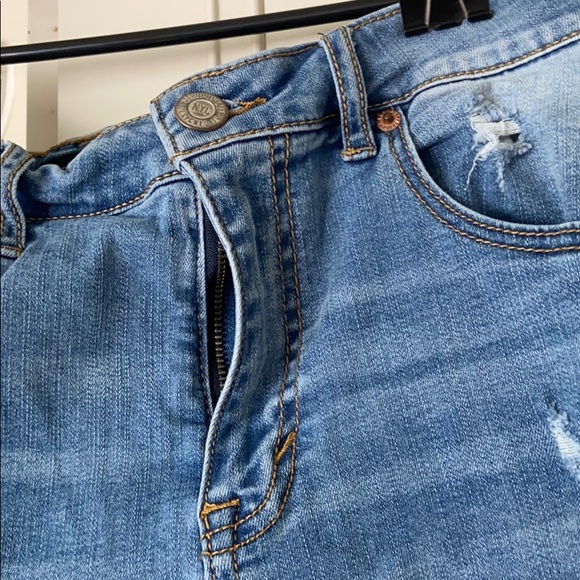 Light / Mid Wash Aeropostale Shorts - Picture 3 of 4